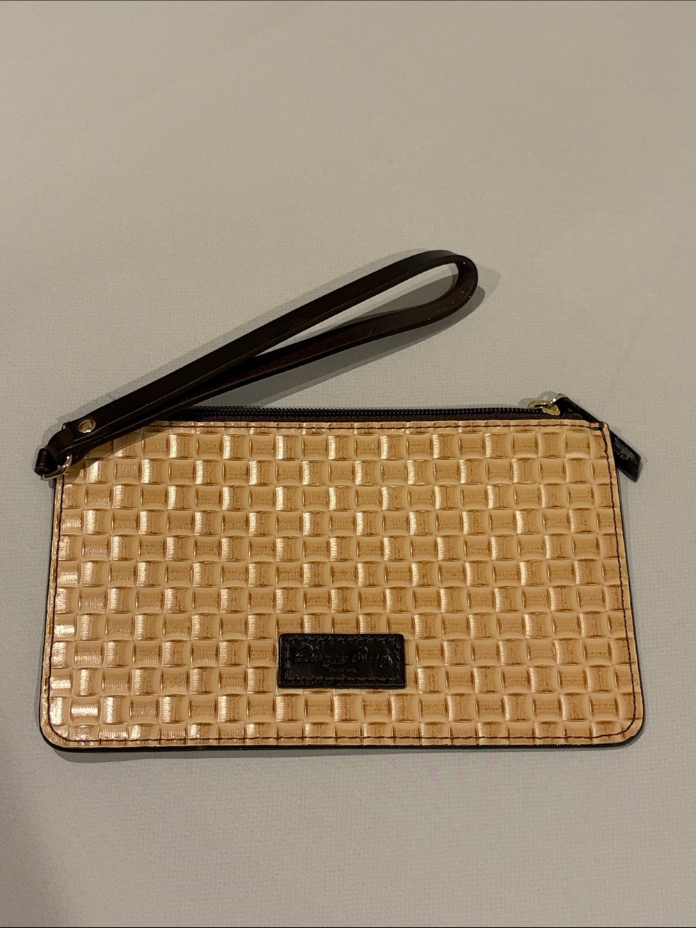 Dooney & Burke women’s small wristlet zip top phone bag exc new condition